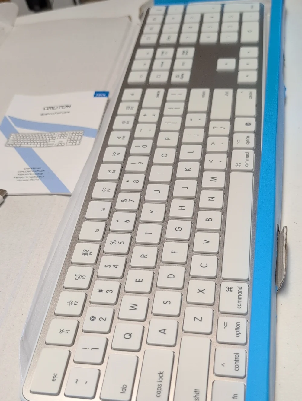 OMOTON Wireless/ Rechargeable Keyboard — White Finish     (95)